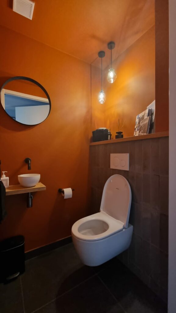 Foto 1 - Warm ogend toilet- met wit sanitair door PB Montage Zeeland