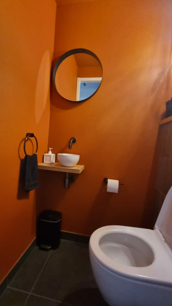 Foto 2 - Warm ogend toilet- met wit sanitair door PB Montage Zeeland